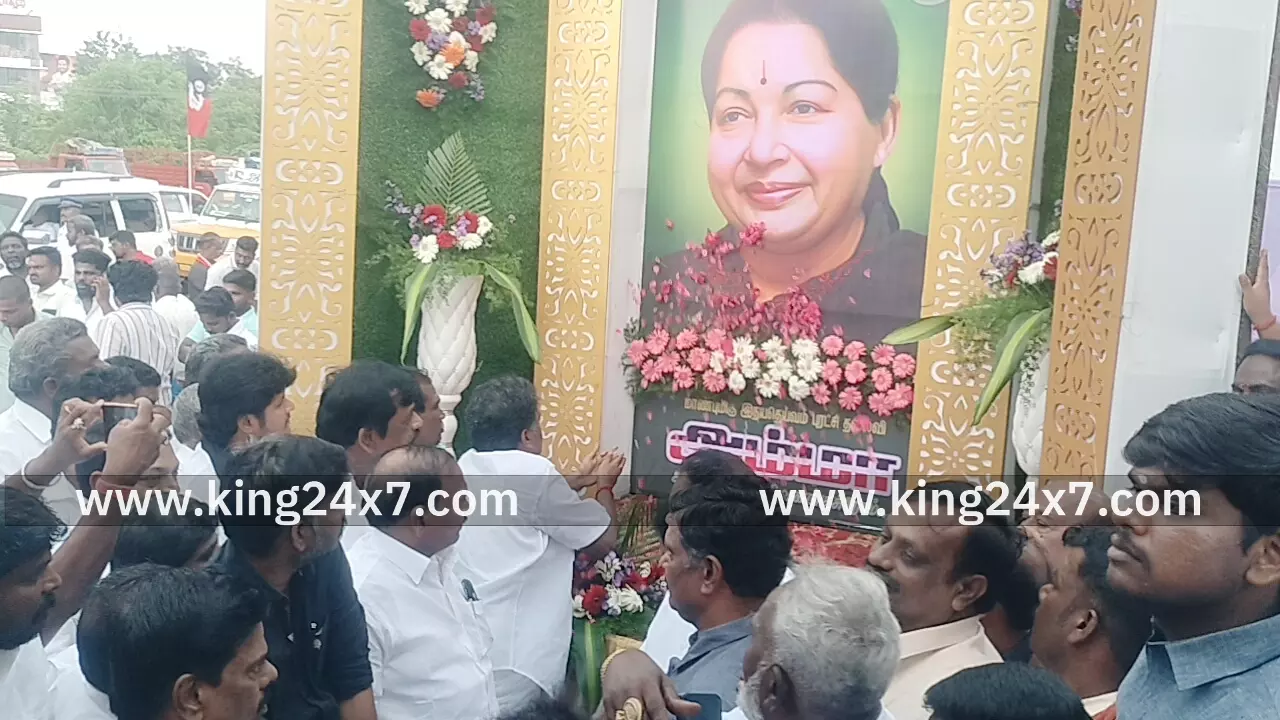 முன்னாள் முதல்வர் ஜெயலலிதாவின் 9வது நினைவு தினத்தை முன்னிட்டு  அவரது திருவுருவ சிலைக்கு மாலை அணிவித்து மரியாதை செலுத்தப்பட்டது.