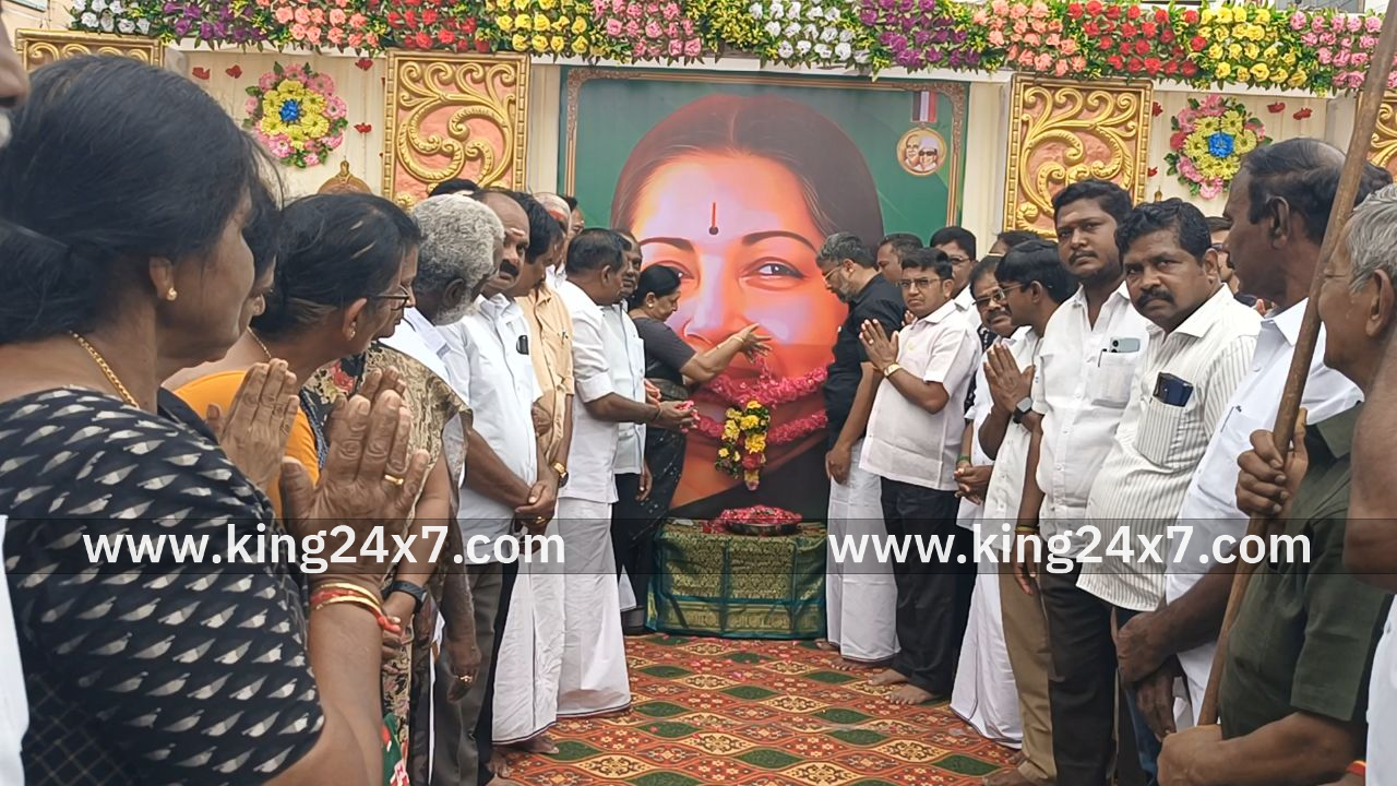 திருச்செங்கோடு நகர அதிமுக சார்பில் முன்னாள் முதலமைச்சர் ஜெயலலிதாவின் நினைவு நாளை ஒட்டி அமைதிப்பாரணி 200க்கும் மேற்பட்டவர்கள் கலந்து கொண்டனர்