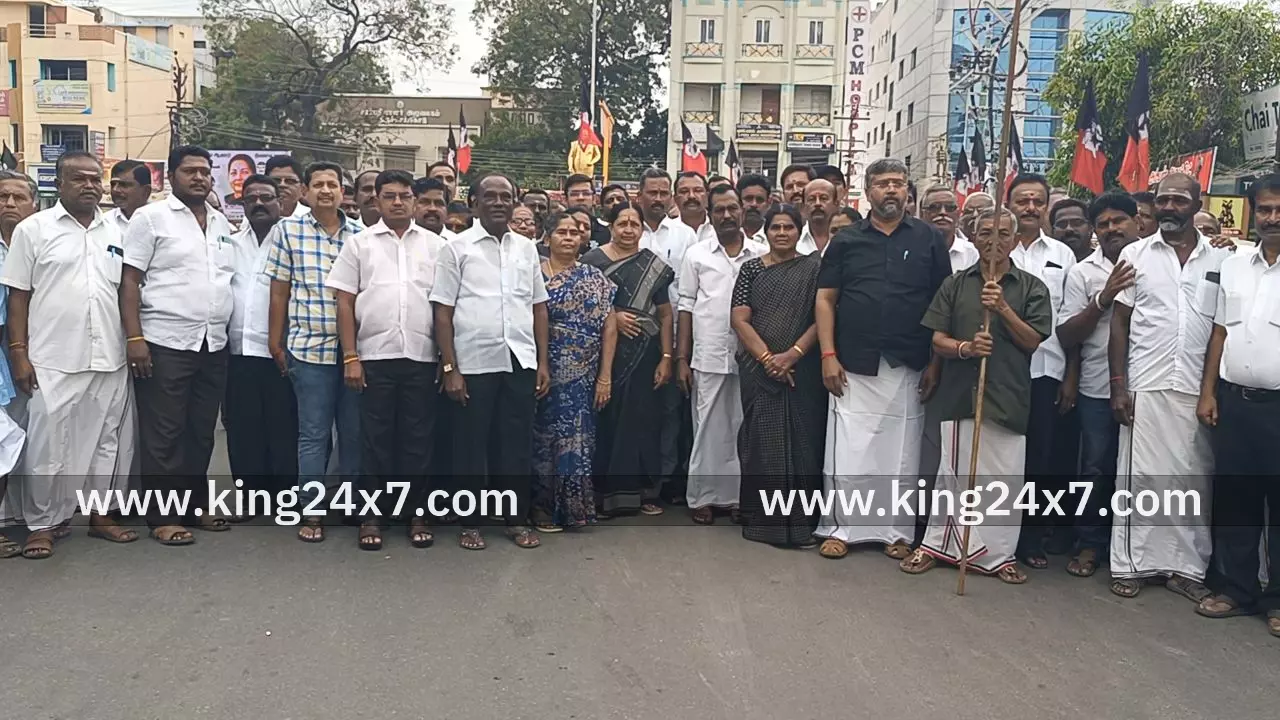 திருச்செங்கோடு நகர அதிமுக சார்பில் முன்னாள் முதலமைச்சர் ஜெயலலிதாவின் நினைவு நாளை ஒட்டி அமைதிப்பாரணி 200க்கும் மேற்பட்டவர்கள் கலந்து கொண்டனர்