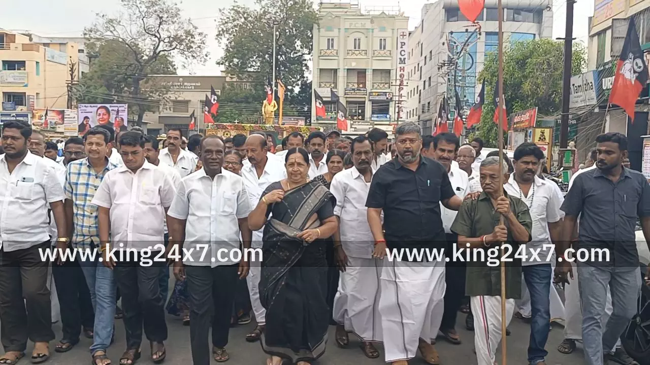 திருச்செங்கோடு நகர அதிமுக சார்பில் முன்னாள் முதலமைச்சர் ஜெயலலிதாவின் நினைவு நாளை ஒட்டி அமைதிப்பாரணி 200க்கும் மேற்பட்டவர்கள் கலந்து கொண்டனர்