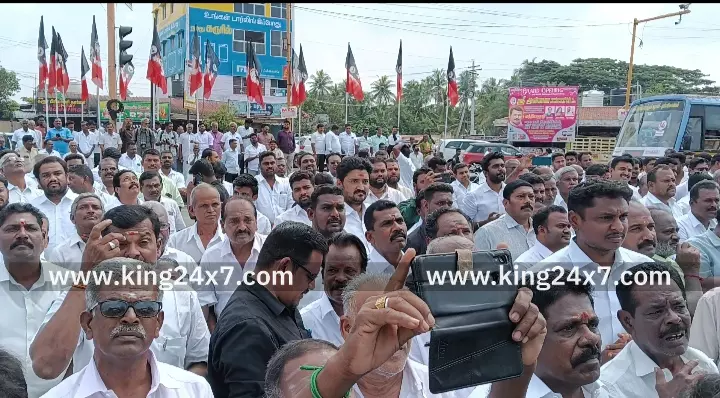 கரூரில் மறைந்த தமிழக முன்னாள் முதலமைச்சர் ஜெயலலிதா அவர்களின் 9வது நினைவு நாளை முன்னிட்டு அதிமுகவினர் புகழஞ்சலி.