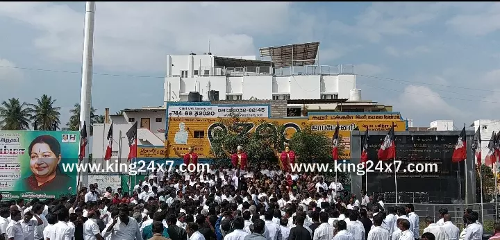 கரூரில் மறைந்த தமிழக முன்னாள் முதலமைச்சர் ஜெயலலிதா அவர்களின் 9வது நினைவு நாளை முன்னிட்டு அதிமுகவினர் புகழஞ்சலி.