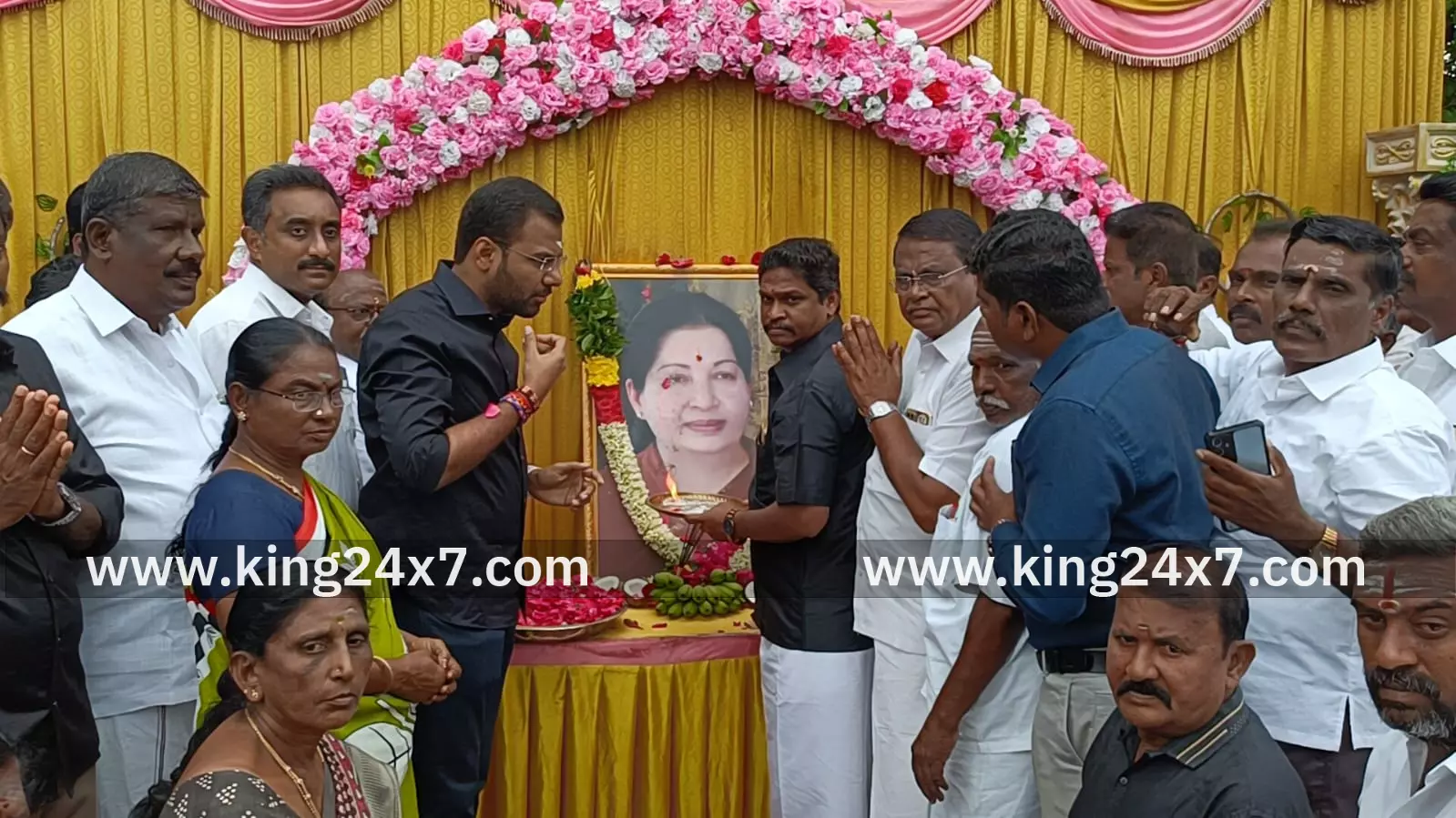 முன்னாள் முதல்வர் ஜெ.வின் நினைவு நாள் மவுன ஊர்வலம், மலரஞ்சலி