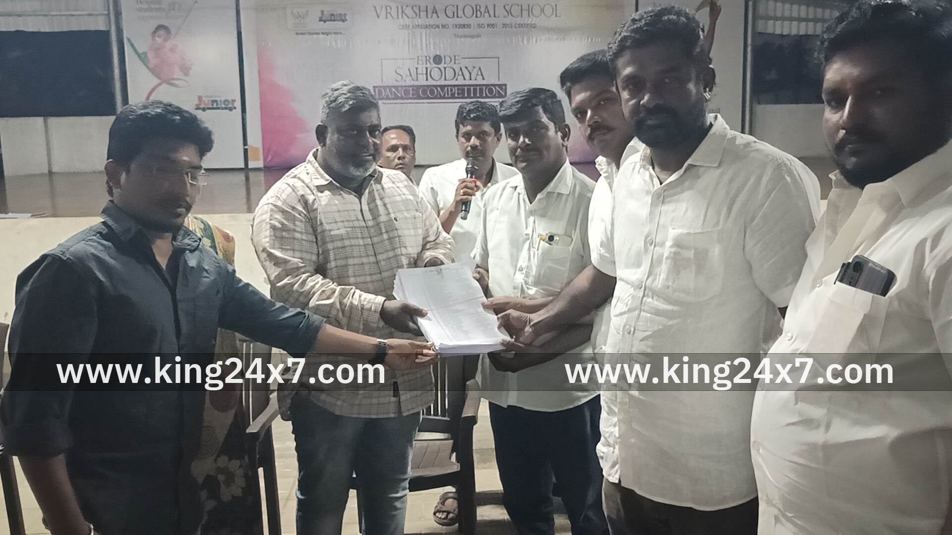 திருச்செங்கோடு சட்டமன்ற தொகுதியில் 100% எஸ் ஐ ஆர் பணிகள் நிறைவு பதிவேற்றம் செய்யப்பட்ட வாக்காளர் விவரங்கள் அரசியல் கட்சியினரிடம் ஒப்படைப்பு