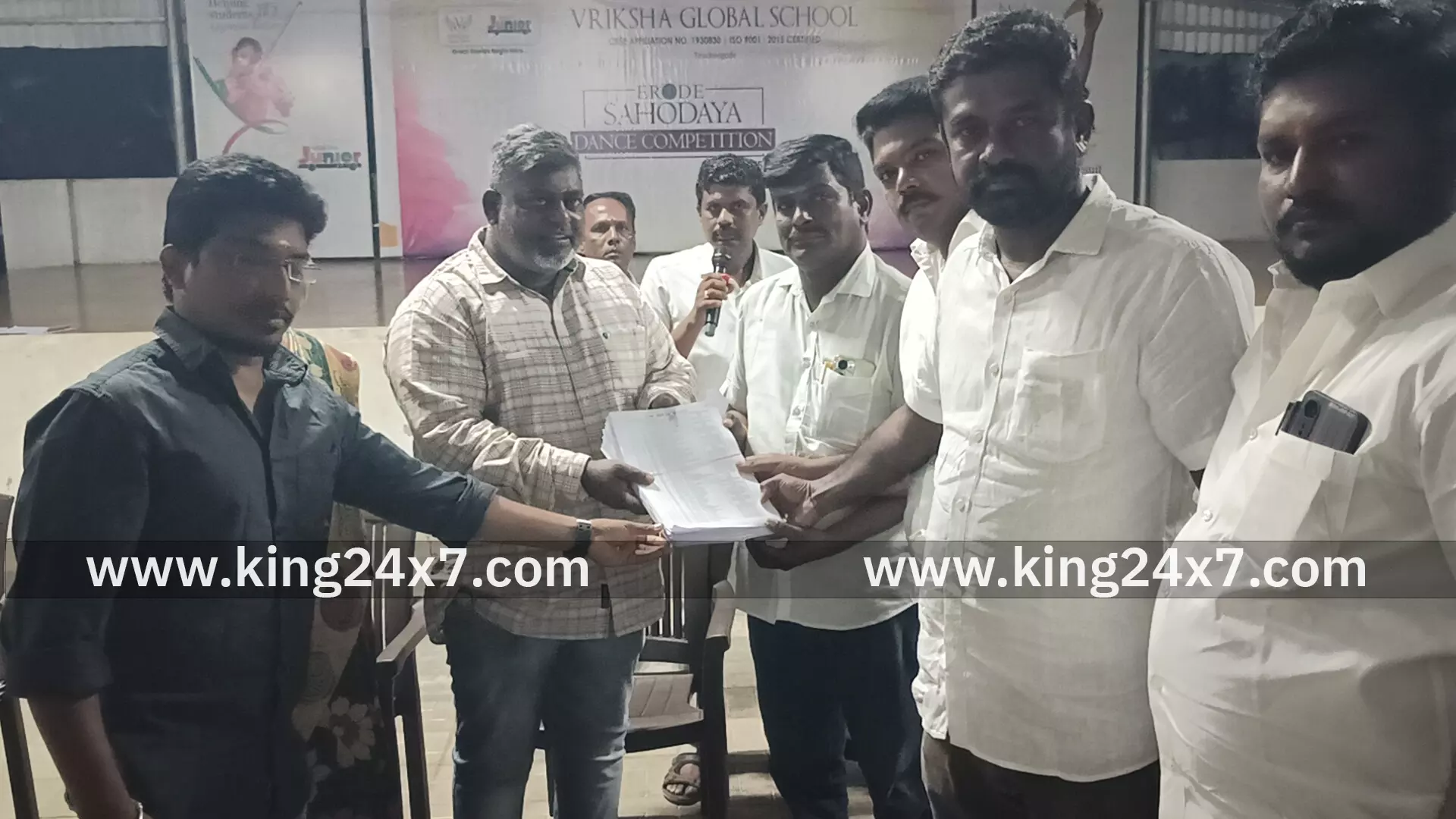 திருச்செங்கோடு சட்டமன்ற தொகுதியில் 100% எஸ் ஐ ஆர் பணிகள் நிறைவு பதிவேற்றம் செய்யப்பட்ட வாக்காளர் விவரங்கள் அரசியல் கட்சியினரிடம் ஒப்படைப்பு