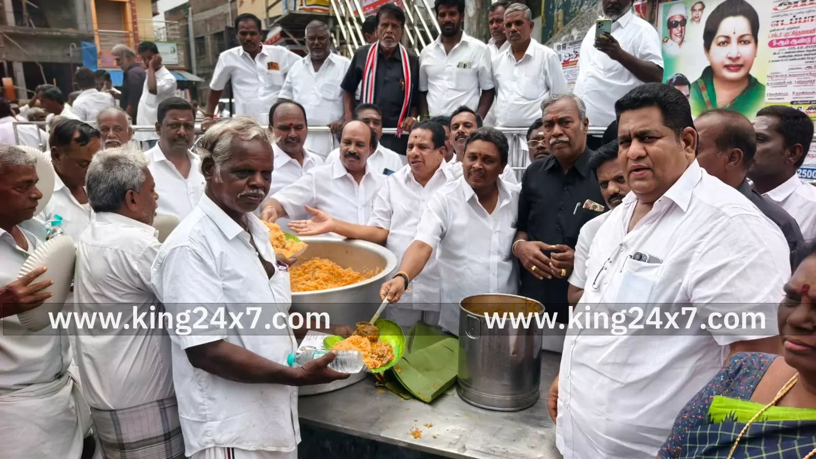 ஆரணியில் முன்னாள் முதல்வர் ஜெயலலிதா நினைவு தினம் முன்னிட்டு அன்னதானம்.\