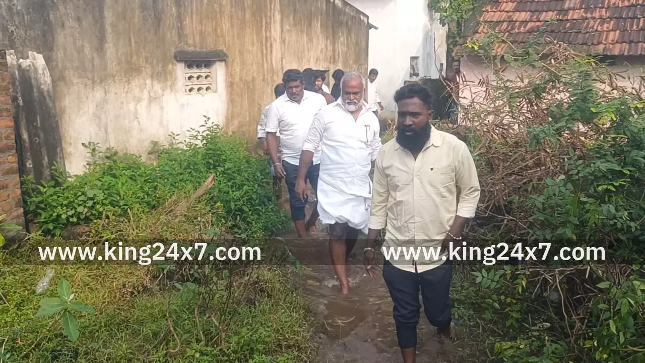 மழை நீருடன் கழிவு நீர் கலந்து சாலையில் தேங்கிய நீரை அப்புறப்படுத்தும் இடத்திற்கு நேரில் சென்று பொன்னேரி சட்டமன்ற உறுப்பினர் துரை சந்திரசேகர் பார்வையிட்டார் மழை நீருடன் கழிவு நீர் கலந்து சாலையில் தேங்கிய நீரை அப்புறப்படுத்தும் இடத்திற்கு நேரில் சென்று பொன்னேரி சட்டமன்ற உறுப்பினர் துரை சந்திரசேகர் பார்வையிட்டார்
