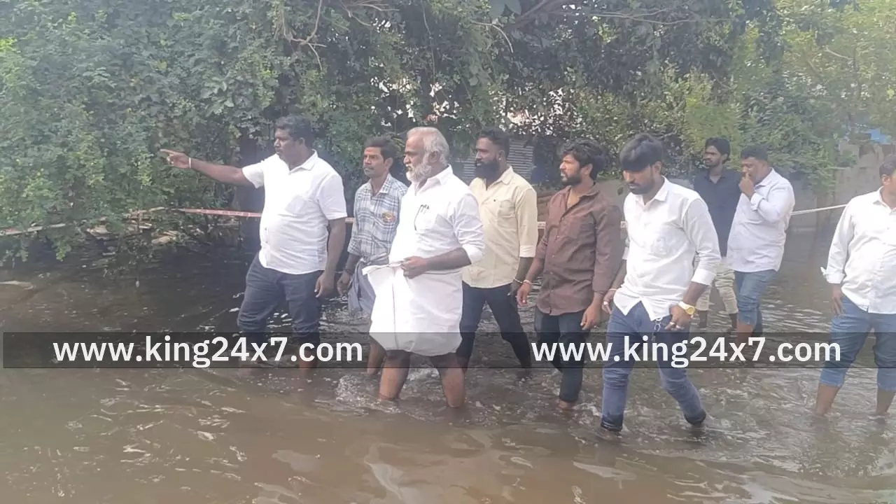 மழை நீருடன் கழிவு நீர் கலந்து சாலையில் தேங்கிய நீரை அப்புறப்படுத்தும் இடத்திற்கு நேரில் சென்று பொன்னேரி சட்டமன்ற உறுப்பினர் துரை சந்திரசேகர் பார்வையிட்டார் மழை நீருடன் கழிவு நீர் கலந்து சாலையில் தேங்கிய நீரை அப்புறப்படுத்தும் இடத்திற்கு நேரில் சென்று பொன்னேரி சட்டமன்ற உறுப்பினர் துரை சந்திரசேகர் பார்வையிட்டார்