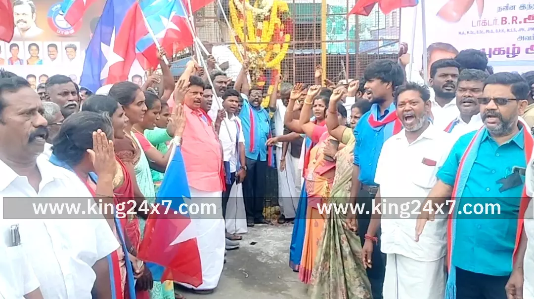 கருப்பு பேஜ் அணிந்து அம்பேத்கருக்கு மாலை அணிவித்து மரியாதை செலுத்திய விசிக