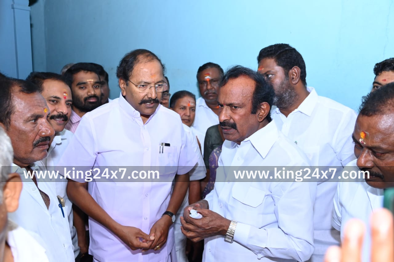 முன்னாள், இந்நாள் அமைச்சர்கள் சந்தித்துக் கொண்டதால் பரபரப்பு