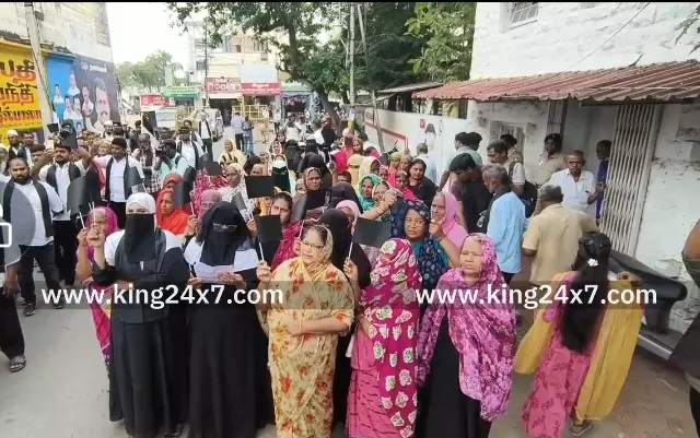 பாபர் மசூதி இடிப்பு தினத்தை கருப்பு நாளாக அனுசரித்து கரூரில் தமுமுக சார்பில் கருப்புக்கொடி ஏந்தி கண்டன ஆர்ப்பாட்டம். பாபர் மசூதி இடிப்பு தினத்தை கருப்பு நாளாக அனுசரித்து கரூரில் தமுமுக சார்பில் கருப்புக்கொடி ஏந்தி கண்டன ஆர்ப்பாட்டம்.