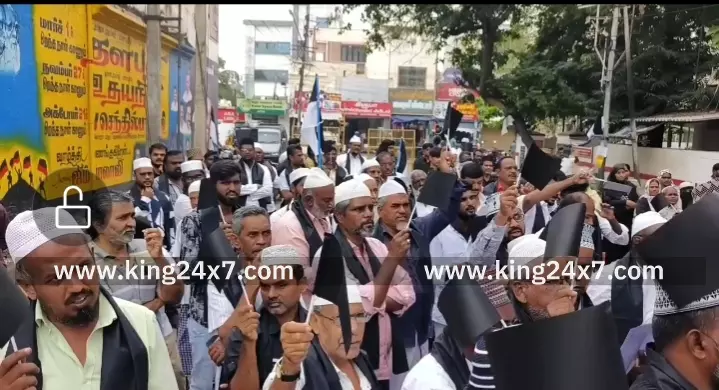 பாபர் மசூதி இடிப்பு தினத்தை கருப்பு நாளாக அனுசரித்து கரூரில் தமுமுக சார்பில் கருப்புக்கொடி ஏந்தி கண்டன ஆர்ப்பாட்டம். பாபர் மசூதி இடிப்பு தினத்தை கருப்பு நாளாக அனுசரித்து கரூரில் தமுமுக சார்பில் கருப்புக்கொடி ஏந்தி கண்டன ஆர்ப்பாட்டம்.