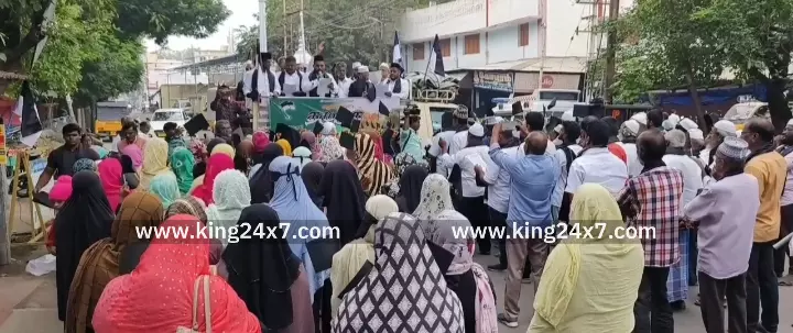 பாபர் மசூதி இடிப்பு தினத்தை கருப்பு நாளாக அனுசரித்து கரூரில் தமுமுக சார்பில் கருப்புக்கொடி ஏந்தி கண்டன ஆர்ப்பாட்டம். பாபர் மசூதி இடிப்பு தினத்தை கருப்பு நாளாக அனுசரித்து கரூரில் தமுமுக சார்பில் கருப்புக்கொடி ஏந்தி கண்டன ஆர்ப்பாட்டம்.