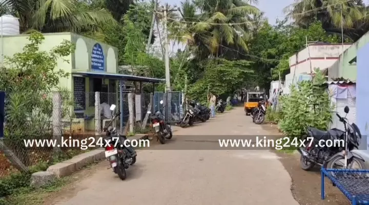 கரூர் அருகே கிராம நிர்வாக அலுவலர் வாரிசு சான்றிதழ் கொடுக்க 3000 லஞ்சம் வாங்கிய போது கைது. கரூர் அருகே கிராம நிர்வாக அலுவலர் வாரிசு சான்றிதழ் கொடுக்க 3000 லஞ்சம் வாங்கிய போது கைது.