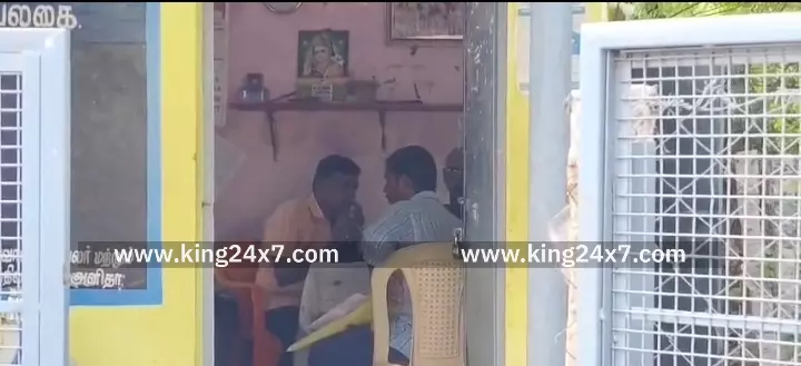 கரூர் அருகே கிராம நிர்வாக அலுவலர் வாரிசு சான்றிதழ் கொடுக்க 3000 லஞ்சம் வாங்கிய போது கைது. கரூர் அருகே கிராம நிர்வாக அலுவலர் வாரிசு சான்றிதழ் கொடுக்க 3000 லஞ்சம் வாங்கிய போது கைது.