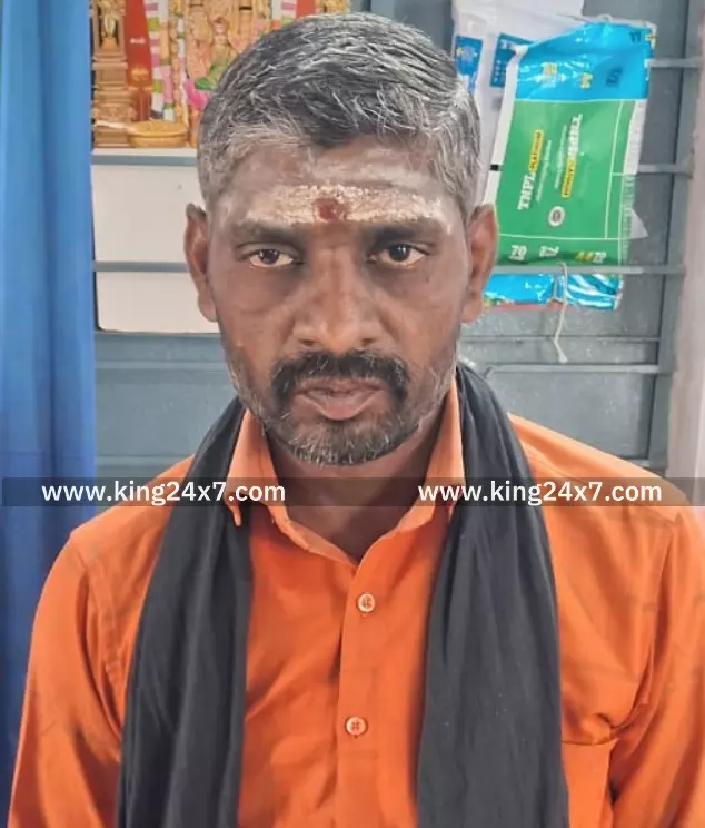 கரூர் அருகே கிராம நிர்வாக அலுவலர் வாரிசு சான்றிதழ் கொடுக்க 3000 லஞ்சம் வாங்கிய போது கைது. கரூர் அருகே கிராம நிர்வாக அலுவலர் வாரிசு சான்றிதழ் கொடுக்க 3000 லஞ்சம் வாங்கிய போது கைது.