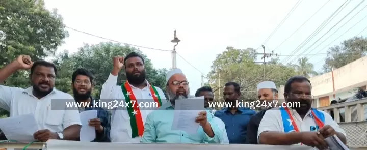 கரூரில்,மத நல்லிணக்கத்திற்கு எதிராக செயல்படும் மத்திய அரசை கண்டித்து எஸ்டிபிஐ கட்சியின் சார்பில் கண்டன ஆர்ப்பாட்டம். கரூரில்,மத நல்லிணக்கத்திற்கு எதிராக செயல்படும் மத்திய அரசை கண்டித்து எஸ்டிபிஐ கட்சியின் சார்பில் கண்டன ஆர்ப்பாட்டம்.