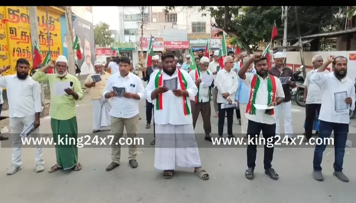 கரூரில்,மத நல்லிணக்கத்திற்கு எதிராக செயல்படும் மத்திய அரசை கண்டித்து எஸ்டிபிஐ கட்சியின் சார்பில் கண்டன ஆர்ப்பாட்டம். கரூரில்,மத நல்லிணக்கத்திற்கு எதிராக செயல்படும் மத்திய அரசை கண்டித்து எஸ்டிபிஐ கட்சியின் சார்பில் கண்டன ஆர்ப்பாட்டம்.