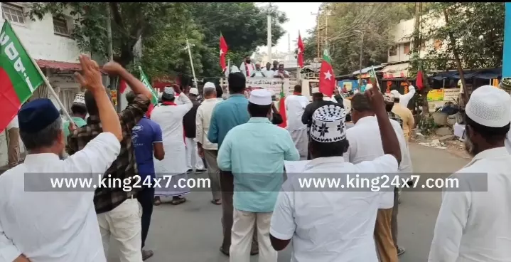 கரூரில்,மத நல்லிணக்கத்திற்கு எதிராக செயல்படும் மத்திய அரசை கண்டித்து எஸ்டிபிஐ கட்சியின் சார்பில் கண்டன ஆர்ப்பாட்டம். கரூரில்,மத நல்லிணக்கத்திற்கு எதிராக செயல்படும் மத்திய அரசை கண்டித்து எஸ்டிபிஐ கட்சியின் சார்பில் கண்டன ஆர்ப்பாட்டம்.