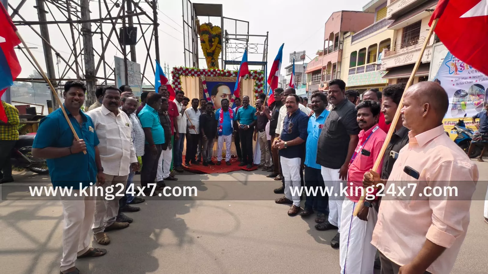 ஆரணியில் அனைத்து கட்சியினர் அம்பேத்கர் சிலை மாலை அணிவித்து அனுசரிப்பு.