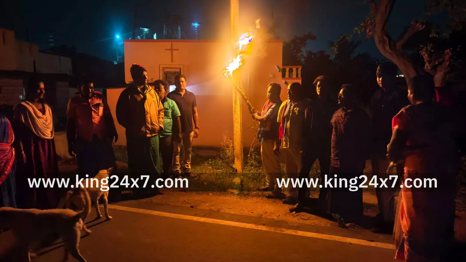 சேவூரில் மின்விளக்குகள் எரியாததால் தீப்பந்தங்கள் ஏற்றி போராட்டம். சேவூரில் மின்விளக்குகள் எரியாததால் தீப்பந்தங்கள் ஏற்றி போராட்டம்.