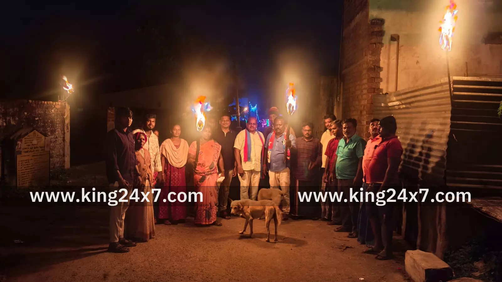 சேவூரில் மின்விளக்குகள் எரியாததால் தீப்பந்தங்கள் ஏற்றி போராட்டம். சேவூரில் மின்விளக்குகள் எரியாததால் தீப்பந்தங்கள் ஏற்றி போராட்டம்.