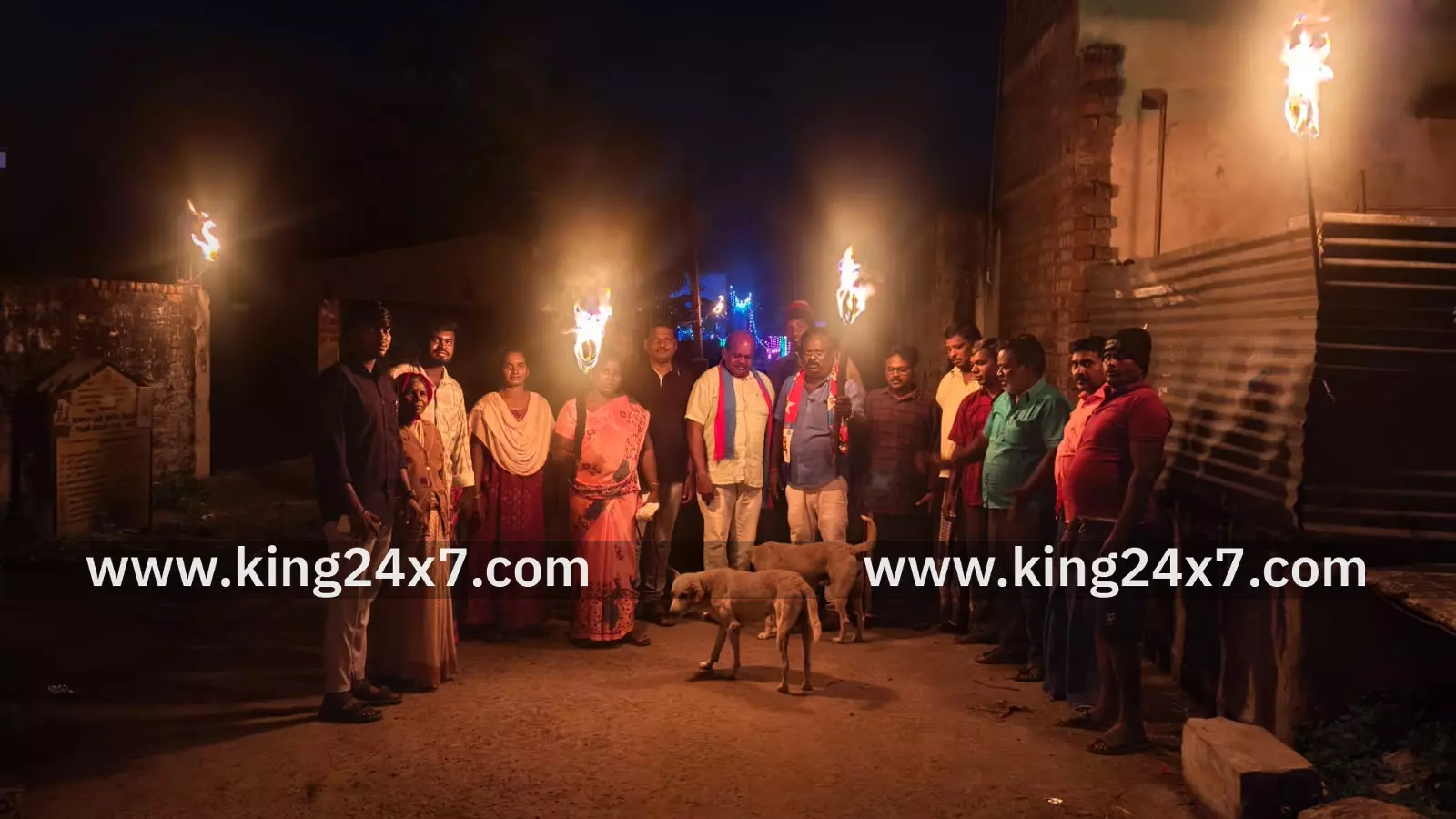 சேவூரில் மின்விளக்குகள் எரியாததால் தீப்பந்தங்கள் ஏற்றி போராட்டம். சேவூரில் மின்விளக்குகள் எரியாததால் தீப்பந்தங்கள் ஏற்றி போராட்டம்.