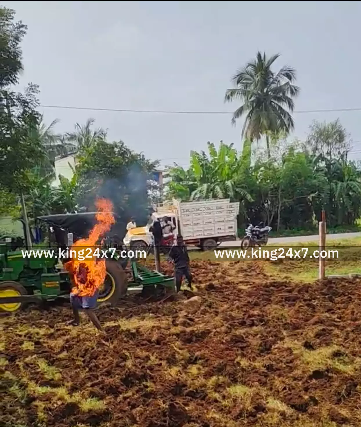 விவசாயி பெட்ரோல் ஊற்றிக்கொண்டு தற்கொலை. விவசாயி பெட்ரோல் ஊற்றிக்கொண்டு தற்கொலை.