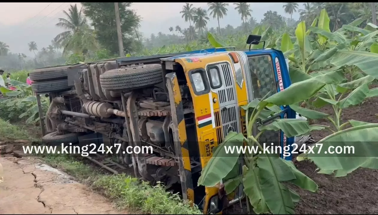 கோழித்தீவனம் ஏற்றிவந்த லாரி கவிழ்ந்து விபத்து.
