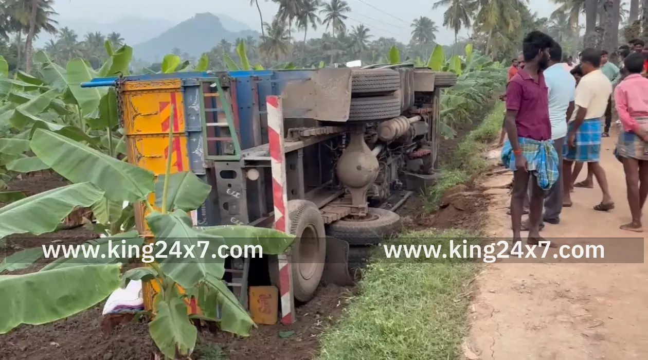 கோழித்தீவனம் ஏற்றிவந்த லாரி கவிழ்ந்து விபத்து.