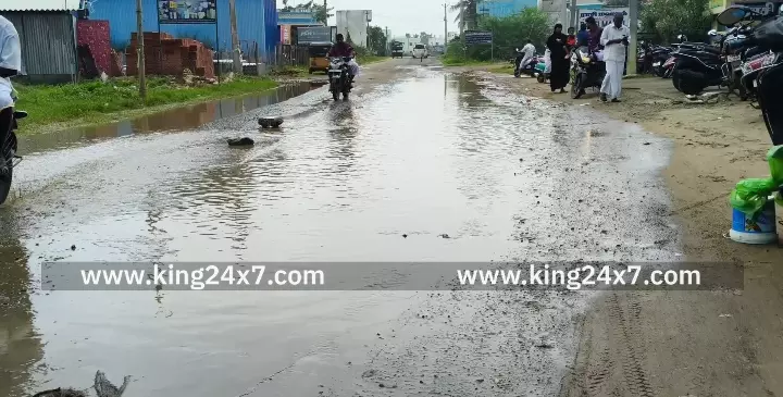 ராமநாதபுரம் மழைநீரால் போக்குவரத்து பாதிப்பு ராமநாதபுரம் மழைநீரால் போக்குவரத்து பாதிப்பு