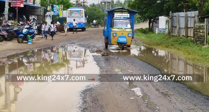 ராமநாதபுரம் மழைநீரால் போக்குவரத்து பாதிப்பு ராமநாதபுரம் மழைநீரால் போக்குவரத்து பாதிப்பு