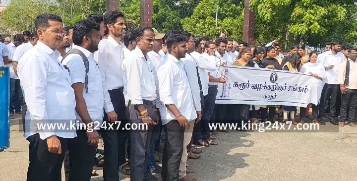 கரூரில் இ ஃபைலிங் முறைக்கான கட்டமைப்புகளை ஏற்படுத்திய பிறகு அமல்படுத்த வலியுறுத்தி நீதிமன்ற புறக்கணிப்பு செய்து 6-வது நாளாக வழக்கறிஞர்கள் ஆர்ப்பாட்டம்.