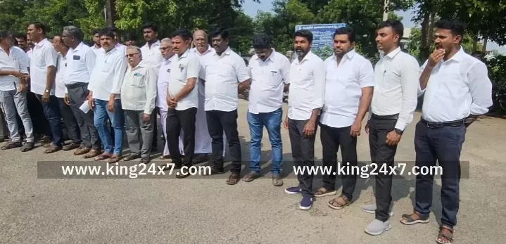 கரூரில் இ ஃபைலிங் முறைக்கான கட்டமைப்புகளை ஏற்படுத்திய பிறகு அமல்படுத்த வலியுறுத்தி நீதிமன்ற புறக்கணிப்பு செய்து 6-வது நாளாக வழக்கறிஞர்கள் ஆர்ப்பாட்டம்.