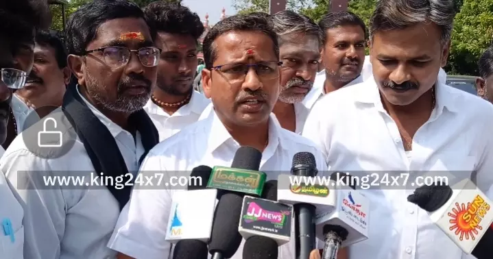 கரூரில் இ ஃபைலிங் முறைக்கான கட்டமைப்புகளை ஏற்படுத்திய பிறகு அமல்படுத்த வலியுறுத்தி நீதிமன்ற புறக்கணிப்பு செய்து 6-வது நாளாக வழக்கறிஞர்கள் ஆர்ப்பாட்டம்.