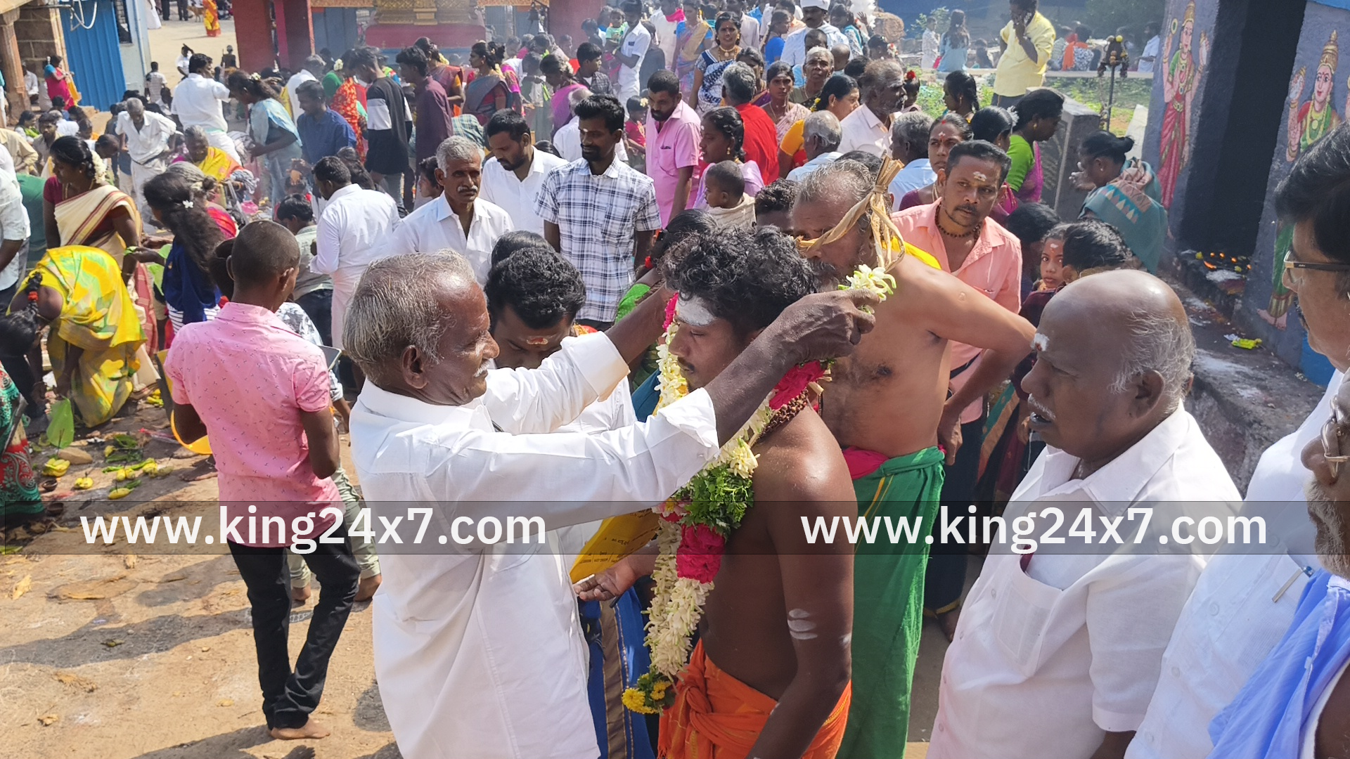 அய்யர்மலை 4 ஆவது சோமவார விழாவில் 16 ஆம் ஆண்டு உலக அமைதி வேண்டி 1017 படிகள் உருண்டு ஏறி தாத்தா வேண்டுதலை நிறைவேற்றிய சிவ பக்தர்