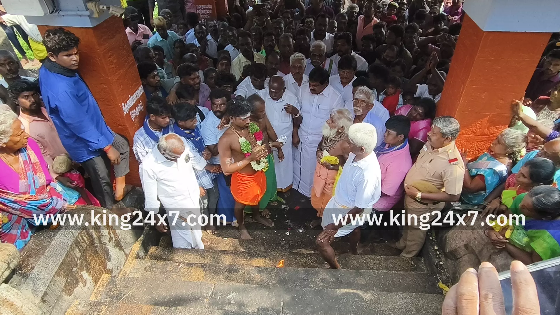 அய்யர்மலை 4 ஆவது சோமவார விழாவில் 16 ஆம் ஆண்டு உலக அமைதி வேண்டி 1017 படிகள் உருண்டு ஏறி தாத்தா வேண்டுதலை நிறைவேற்றிய சிவ பக்தர்