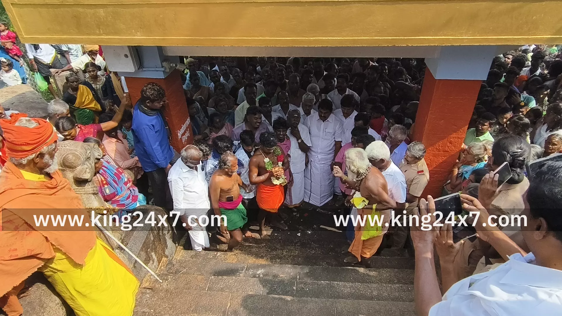 அய்யர்மலை 4 ஆவது சோமவார விழாவில் 16 ஆம் ஆண்டு உலக அமைதி வேண்டி 1017 படிகள் உருண்டு ஏறி தாத்தா வேண்டுதலை நிறைவேற்றிய சிவ பக்தர்