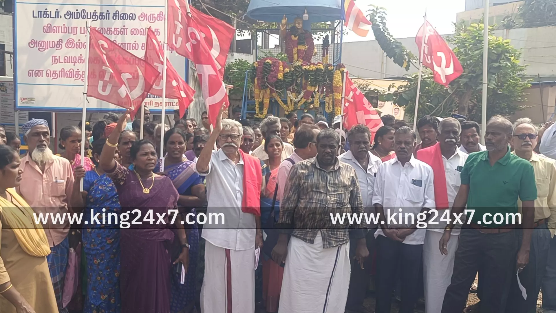 பொன்னேரியில் கிராம ஊராட்சி பணியாளர்கள் சார்பில் பணி நிரந்தரம் 15, ஆயிரம் ரூபாய் ஊக்கத்தொகை வழங்க வேண்டும் உள்ளிட்ட பல்வேறு கோரிக்கைகளை வலியுறுத்தி பணிகளைப் புறக்கணித்து மறியல்