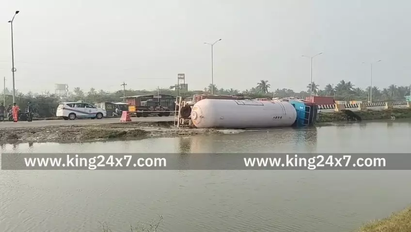 அத்திப்பட்டு புது நகரில் இந்தியன் ஆயில் நிறுவனத்தில் இருந்து கேஸ் நிரப்பி கொண்டு ஆந்திரா கடப்பா நோக்கி சென்ற போது கட்டுப்பாட்டை இழந்து சென்னை வெளிவட்ட சாலையில் கவிழ்ந்தது