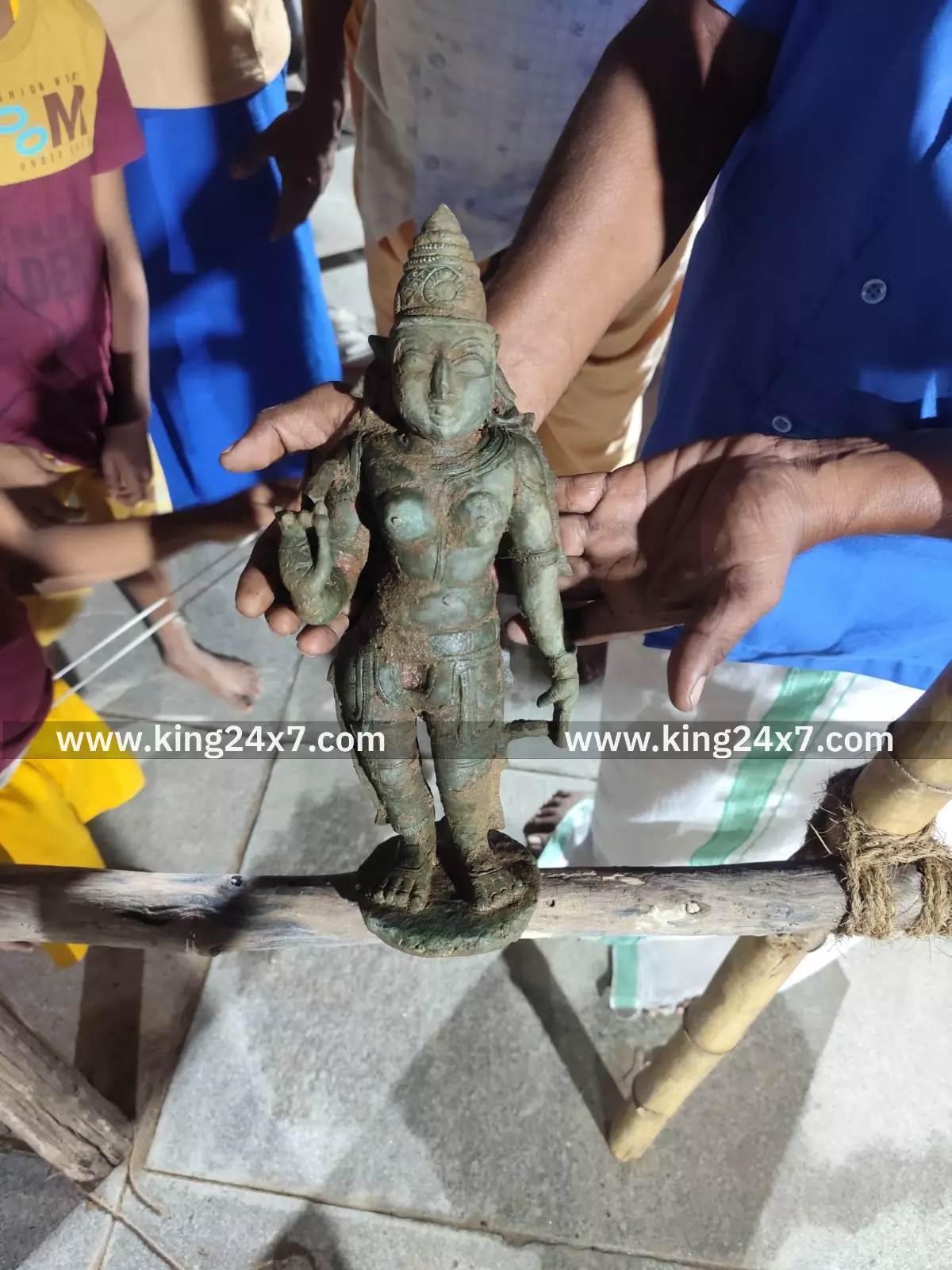 அம்மாப்பேட்டை அருகே பள்ளம் தோண்டும் போது கிடைத்த ஐம்பொன் அம்மன் சிலை அம்மாப்பேட்டை அருகே பள்ளம் தோண்டும் போது கிடைத்த ஐம்பொன் அம்மன் சிலை