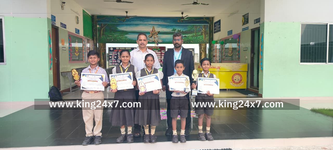 நவோதயா பள்ளி மாணவர்கள் மாவட்ட அளவில் நடைபெற்ற சதுரங்கப் போட்டியில் வெற்றி பெற்று சாதனைப் படைத்துள்ளனர்.