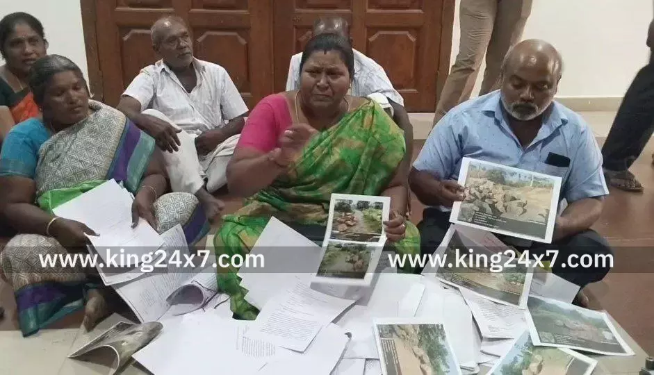 வழிப்பாதை அகற்றக்கோரி ஆட்சியர் அலுவலகத்தில் குடும்ப அட்டை, ஆதார் அட்டை ஒப்படைக்க வந்தவர்கள் திடீரென தர்ணா போராட்டம் நடத்தியதால் பரபரப்பு.