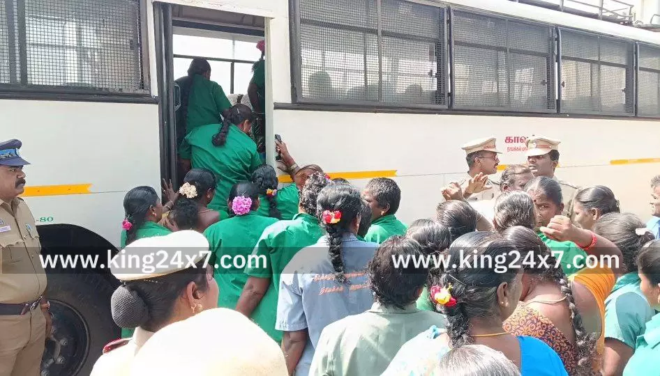 நாமக்கல் மாவட்ட ஆட்சியர் அலுவலகம் முன்பு கோரிக்கைகளை வலியுறுத்தி வேலை நிறுத்தம் மற்றும் மறியல் போராட்டத்தில் ஈடுபட்ட தூய்மை பணியாளர்கள் உள்ளிட்ட 80 பேரை போலீசார் கைது செய்தனர்.