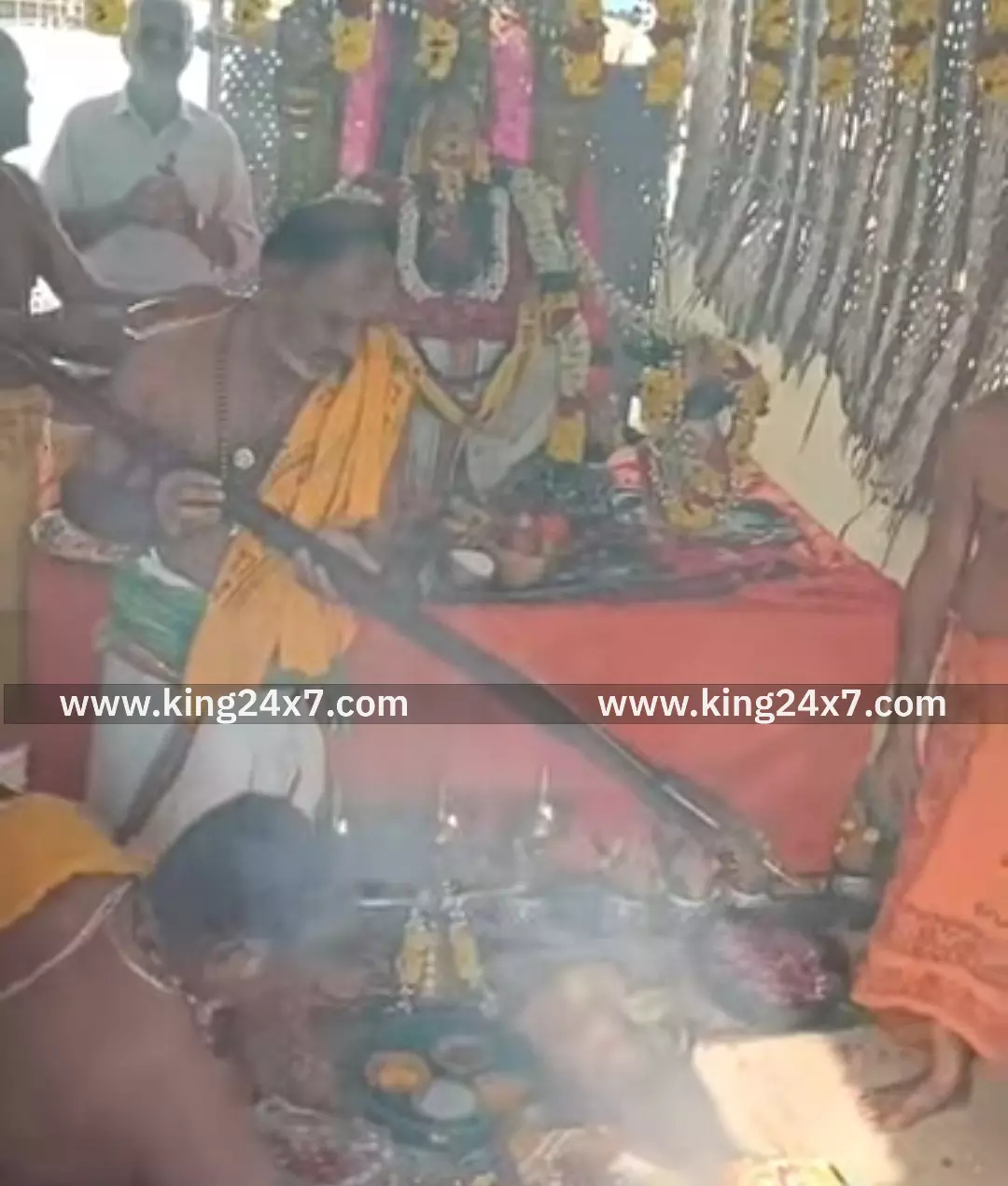 இலத்தூர் அரசு நடுநிலைப்பள்ளி எதிரே அமைந்துள்ள சாலையில் உள்ள  நினைத்ததை முடிக்கும் விநாயகர் திருக்கோயிலில் இன்று கும்பாபிஷேகம் நடைபெற்றது...