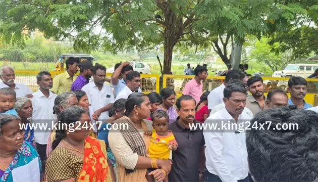 மழை நீரை அகற்றக்கோரிய பொதுமக்கள் மீது கொலைவெறி தாக்குதல்: ஆட்சியரிடம் புகார்! மழை நீரை அகற்றக்கோரிய பொதுமக்கள் மீது கொலைவெறி தாக்குதல்: ஆட்சியரிடம் புகார்!