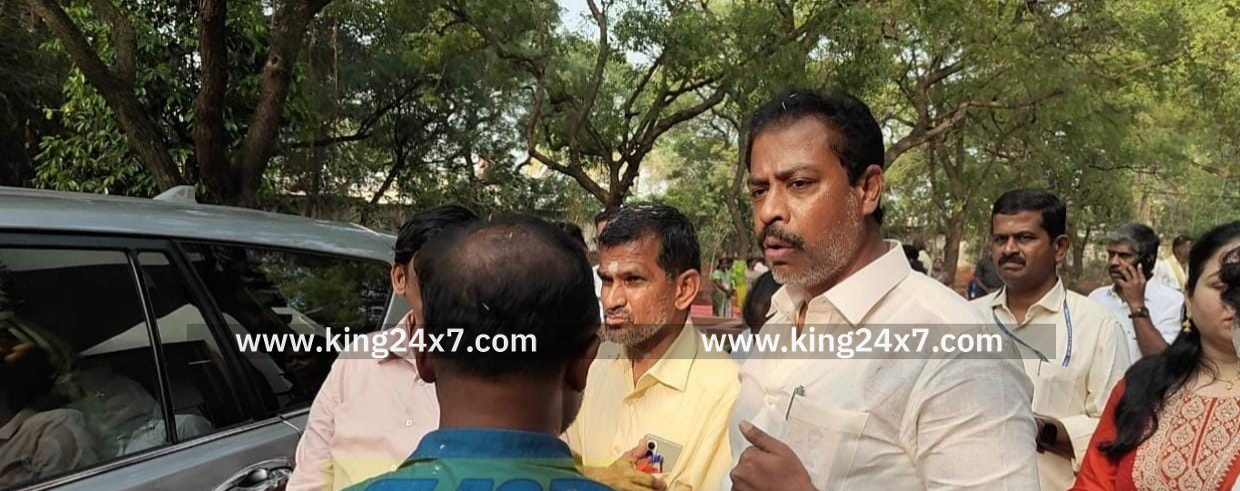 பழனியில் அமைச்சர்கள் பங்கேற்ற நிகழ்ச்சியில்  கோபத்தில் வெளியேறிய தி.மு.க. எம்.எல்.ஏ