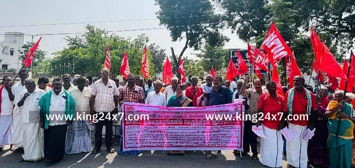 தொழிலாளர்களின் 4- சட்ட தொகுப்புகளை திரும்ப பெற வலியுறுத்தி கரூரில் ஏ ஐ டி யு சி சார்பில் வேலை நிறுத்தம் செய்து ஆர்ப்பாட்டம் தொழிலாளர்களின் 4- சட்ட தொகுப்புகளை திரும்ப பெற வலியுறுத்தி கரூரில் ஏ ஐ டி யு சி சார்பில் வேலை நிறுத்தம் செய்து ஆர்ப்பாட்டம்