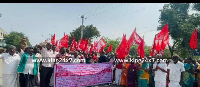 தொழிலாளர்களின் 4- சட்ட தொகுப்புகளை திரும்ப பெற வலியுறுத்தி கரூரில் ஏ ஐ டி யு சி சார்பில் வேலை நிறுத்தம் செய்து ஆர்ப்பாட்டம் தொழிலாளர்களின் 4- சட்ட தொகுப்புகளை திரும்ப பெற வலியுறுத்தி கரூரில் ஏ ஐ டி யு சி சார்பில் வேலை நிறுத்தம் செய்து ஆர்ப்பாட்டம்