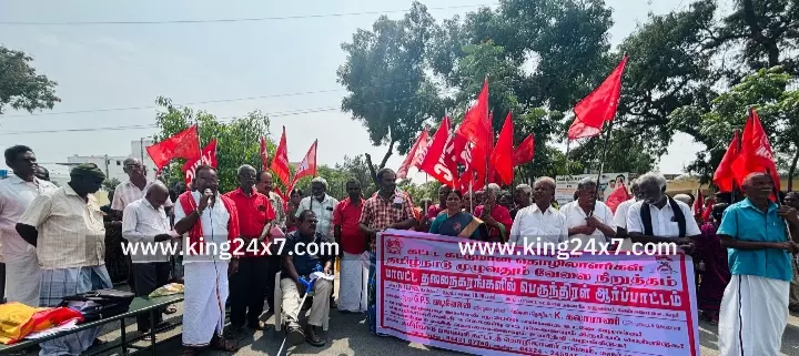 தொழிலாளர்களின் 4- சட்ட தொகுப்புகளை திரும்ப பெற வலியுறுத்தி கரூரில் ஏ ஐ டி யு சி சார்பில் வேலை நிறுத்தம் செய்து ஆர்ப்பாட்டம் தொழிலாளர்களின் 4- சட்ட தொகுப்புகளை திரும்ப பெற வலியுறுத்தி கரூரில் ஏ ஐ டி யு சி சார்பில் வேலை நிறுத்தம் செய்து ஆர்ப்பாட்டம்